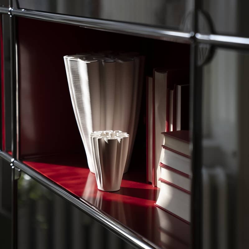 In der offenen Seite eines Sideboards sind eine kunstvolle Vase und B&uuml;cher ausgestellt